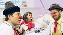 Nemálo malých pacientů chce v nemocnici zůstat déle, aby si ještě užili legraci s klauny.