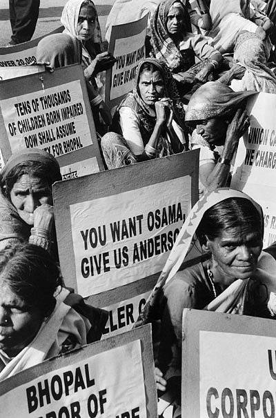 Pochod obětí bhópálské katastrofy v září 2006, požadující vydání Američana Warrena Andersona ze Spojených států