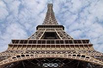 Eiffelova věž, kterou ročně navštíví téměř 7 miliónů návštěvníků, je po otravě a oběšení třetím nejčastějším pomocníkem sebevrahů v zemi. Přesná čísla však úřady odmítají zveřejnit.