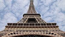 Eiffelova věž, kterou ročně navštíví téměř 7 miliónů návštěvníků, je po otravě a oběšení třetím nejčastějším pomocníkem sebevrahů v zemi. Přesná čísla však úřady odmítají zveřejnit.