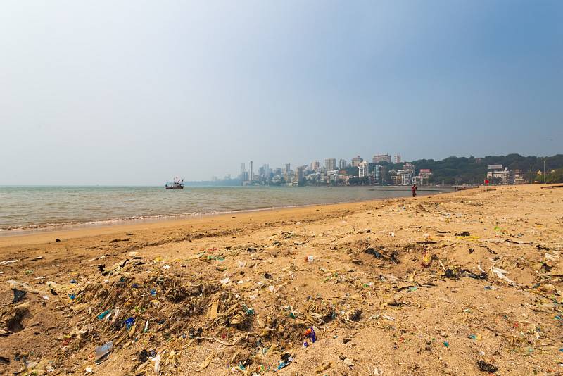 Pokud však hledáte místo ke koupání, porozhlédněte se raději jinde. Pláž i moře jsou silně znečištěné. Může za to nedostatečné čištění odpadních vod ve městě, nedostatečná hygiena v některých částech Bombaje i vypouštění různých splašků do moře.