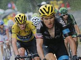 Lídr Chris Froome (vlevo) v deštivé dvanácté etapě Tour de France.