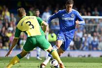 Fernando Torres z Chelsea (vpravo) se snaží prosadit proti Norwichi.
