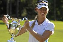 Golfistka Jessica Kordová s trofejí pro vítězku turnaje v Mobile.