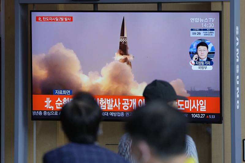 Lidé v jihokorejském Soulu sledují start balistické rakety KLDR.