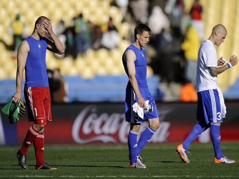 Zklamaní slovenští hráči Ján Mucha, Radoslav Zabavník a Martin Škrtel (zleva) po zápase s Novým Zélandem, kdy přišli o vítězství až v nastaveném čase.