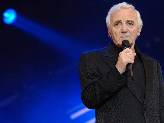 Francouzský šansoniér Charles Aznavour.