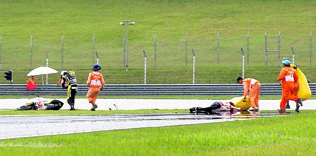 Motocyklista Marco Simoncelli leží bezvládně na trati po nehodě v GP Malajsie.