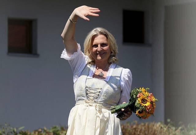 Rakouská ministryně zahraničí Karin Kneisslová pozvala na svatbu Vladimíra Putina.