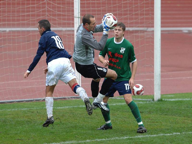 Brankář Olomouce Martin Doležal zachraňuje před Tomášem Kounovským(v modrém)