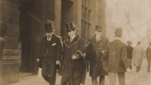 Guglielmo Marconi (v kabátu s kožešinovým límcem) ve společnosti  A. L. Jonese a Thomase Henryho Barkera v Liverpoolu