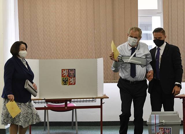 Prezident Miloš Zeman odevzdal svůj hlas v senátních volbách.