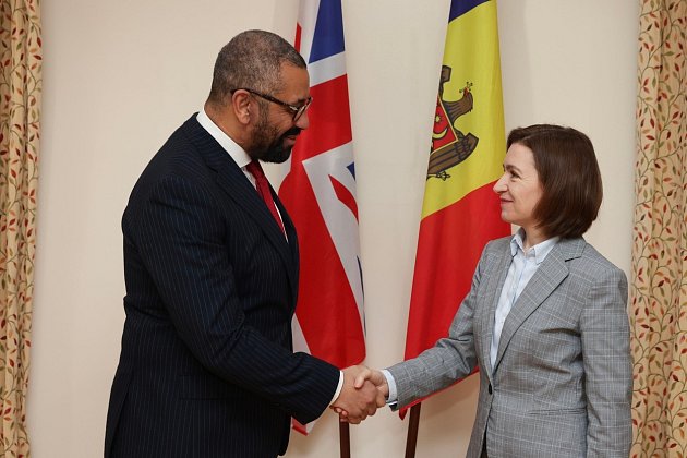 Moldavská prezidentka Maia Sanduová a britský ministr zahraničí James Cleverly.