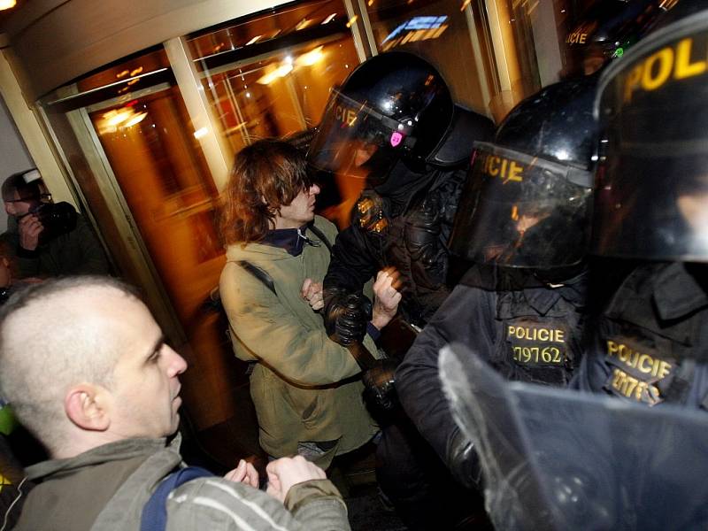 Po oficiálním skončení protestu se anarchisté rozprchli je ještě několikrát v centru Prahy došlo ke konfliktům s policií.