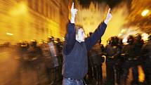 Ke střetu mezi policejními těžkooděnci a protestujícími anarchisty došlo 10. listopadu v Široké ulici v Praze.