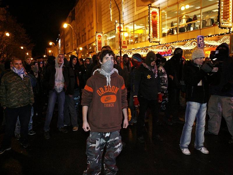 Policejní těžkooděnci museli zasahovat 10. listopadu proti pochodujícím anarchistům na Národní třídě u obchodního domu Tesco.