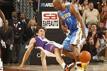 Steve Nash z Phoenixu padá po tvrdém nájezdu denverského Chaunceyho Billupse.