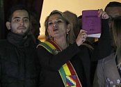Jeanine Áňezová - Místopředsedkyně bolivijského Senátu Jeanine Áňezová hovoří z balkonu prezidentského paláce s biblí v rukou k davu poté, co se prohlásila dočasnou prezidentkou země (snímek z 12. listopadu 2019).