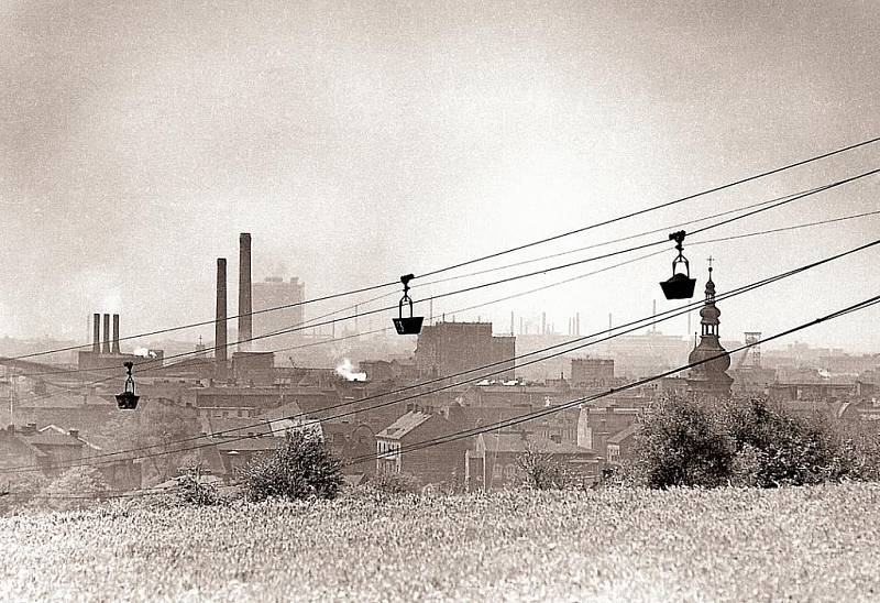 OSTRAVA. K panoramatu města kdysi patřily lanovky, po nichž vozíky přepravovaly uhlí přes trojické údolí do koksovny. Lanovky jsou už ale minulostí. 