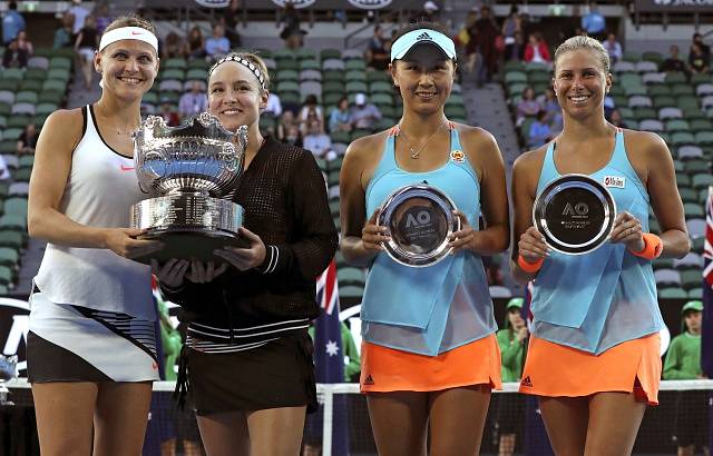 Pcheng Šuaj (druhá zprava) a Andrea Hlaváčková (zcela vpravo) po finále čtyřhry na Australian Open 2017, v němž prohrály s Lucií Šafářovou a Bethanií Mattekovou-Sandsovou (vlevo).