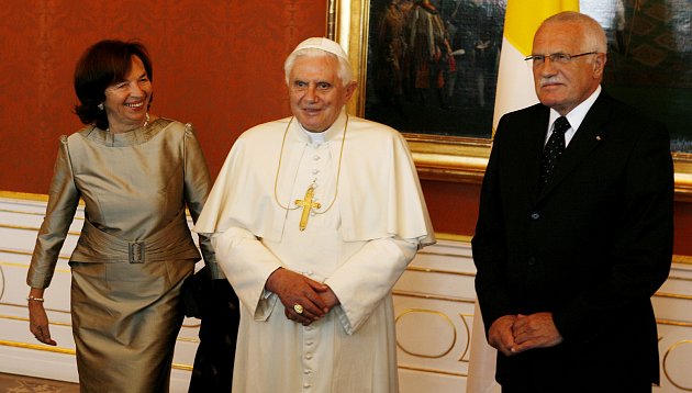 Papeže Benedikta XVI., který přicestoval 26. září na třídenní oficiální návštěvu České republiky, přivítal na Pražském hradě prezident republiky Václav Klaus s chotí Livií.