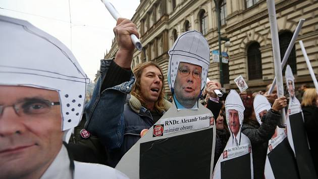 Lidé v sobotu 17. listopadu 2012 v centru Prahy protestovali proti vládě.