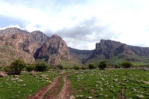 Lokality Rabana (hora vlevo) a Merquly (hora vpravo), kde archeologové nalezli dva tisíce let starou pevnost.