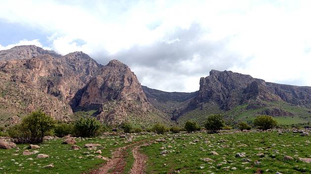 Lokality Rabana (hora vlevo) a Merquly (hora vpravo), kde archeologové nalezli dva tisíce let starou pevnost.