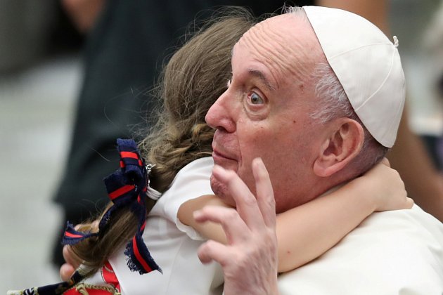 Mocné obětí. 22. září 2021. Dítě zaskočilo papeže Františka během pravidelné generální audience v Síni Pavla VI. ve Vatikánu nečekaně silným obětím