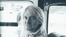 Kdyby se Kurt Cobain rozhodl zůstat na světě, mohl být takto spatřen například v autobuse
