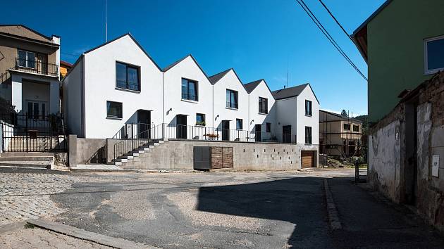 I takhle může vypadat sociální bydlení. Tohle je v Bílovicích nad Svitavou a architektonická kancelář ČTYŘSTĚN je za něj nominována do užšího výběru České ceny za architekturu 2021. 