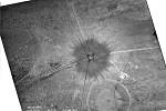 Letecká fotografie kráteru Trinity krátce po testu. Malý kráter v jihovýchodním cípu byl pozůstatkem výbuchu 108 tun TNT