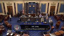 Americký Senát schválil zákon o pozastavení platebního stropu.