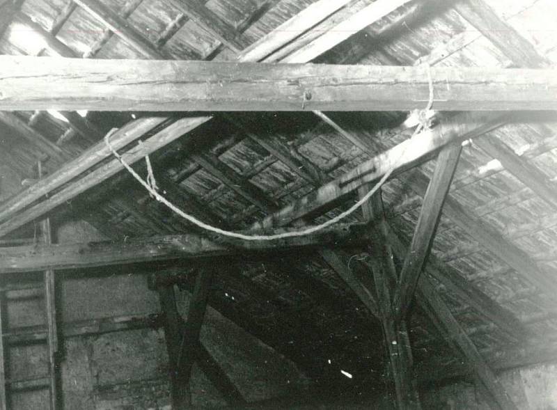 Policejní záběr ze stodoly zachycující provaz, na němž se chtěl masový vrah oběsit.