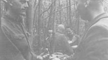 Oddíl Ukrajinské povstalecké armády slaví v lese velikonoce 1948. V popředí zleva Jarema (Jevgen Pryšljak) a Myron (Jaroslav Djakon), v pozadí otočený zády Fedir (Zynovij Teršakovec)
