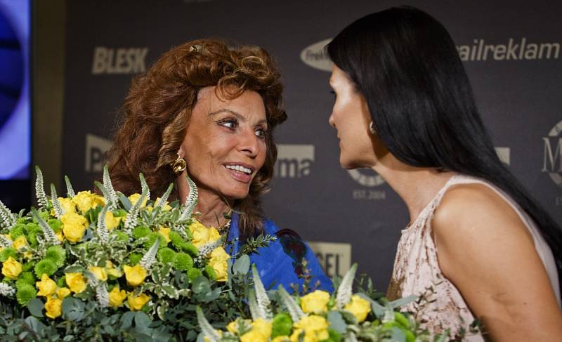 Sophia Lorenová na tiskové konferenci před finále České Miss 28. března v Praze. 
