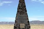 Pamětní obelisk na místě prvního testu jaderné bomby