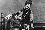 Německá císařovna Viktorie se svým nejstarším synem, pozdějším německým císařem Wilhelmem II. Jeho porod byl velmi komplikovaný, matka i dítě téměř zemřeli. Viktorie si pak vyčítala, že její syn měl celoživotní zdravotní následky.