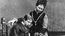 Německá císařovna Viktorie se svým nejstarším synem, pozdějším německým císařem Wilhelmem II. Jeho porod byl velmi komplikovaný, matka i dítě téměř zemřeli. Viktorie si pak vyčítala, že její syn měl celoživotní zdravotní následky.
