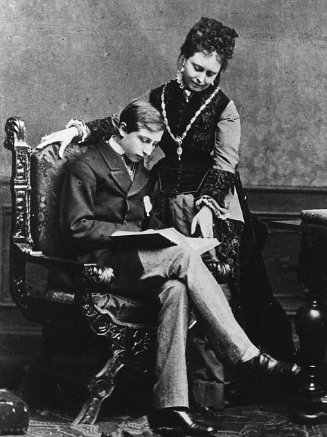 Německá císařovna Viktorie se svým nejstarším synem, pozdějším německým císařem Vilémem II. Jeho porod byl velmi komplikovaný, matka i dítě téměř zemřeli. Viktorie si pak vyčítala, že její syn měl celoživotní zdravotní následky.