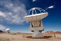 Atakamskamskou velkou milimetrovou anténní soustavu (ALMA) tvoří soustava 66 radioteleskopů.