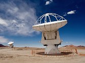 Atakamskamskou velkou milimetrovou anténní soustavu (ALMA) tvoří soustava 66 radioteleskopů.