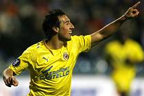 Gonzalez Cazorla z Villarrealu slaví svůj gól proti Mladé Boleslavi.