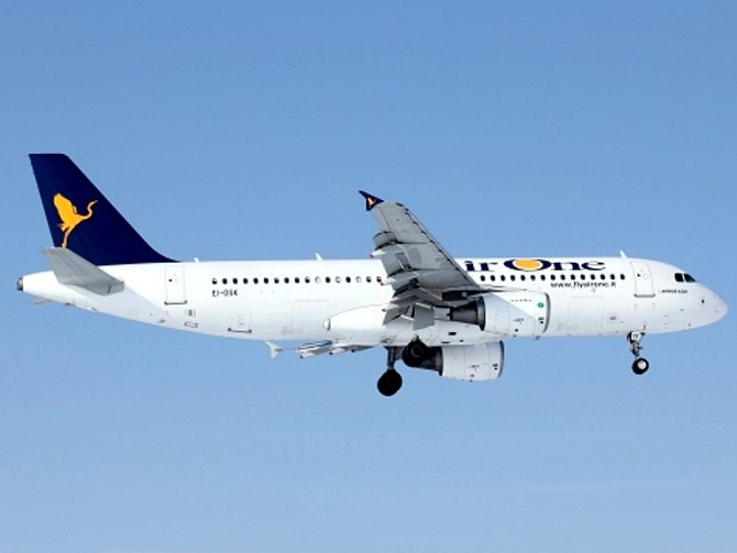 Airbus A320 je civilní dopravní letoun pro provoz na krátkých a středních tratích.