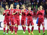 Čeští fotbalisté děkují po výhře nad Islandem fanouškům v Plzni.
