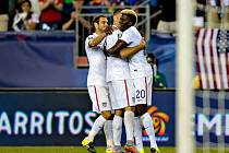 Fotbalisté USA se radují z gólu proti Haiti.