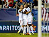 Fotbalisté USA se radují z gólu proti Haiti.