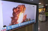 Reportáž o testu rakety KLDR v televizi na nádraží v Soulu 2. října 2019