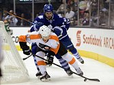 Roman Polák z Toronta (vpravo) a Scott Laughton z Philadelphie.