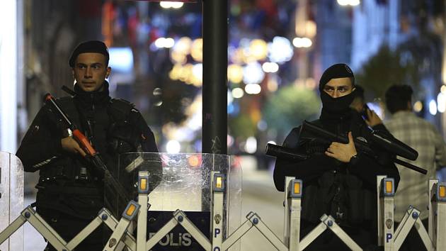 Turečtí policisté střeží prostor na pěší zóně v centru Istanbulu, kde 13. listopadu 2022 došlo k výbuchu.